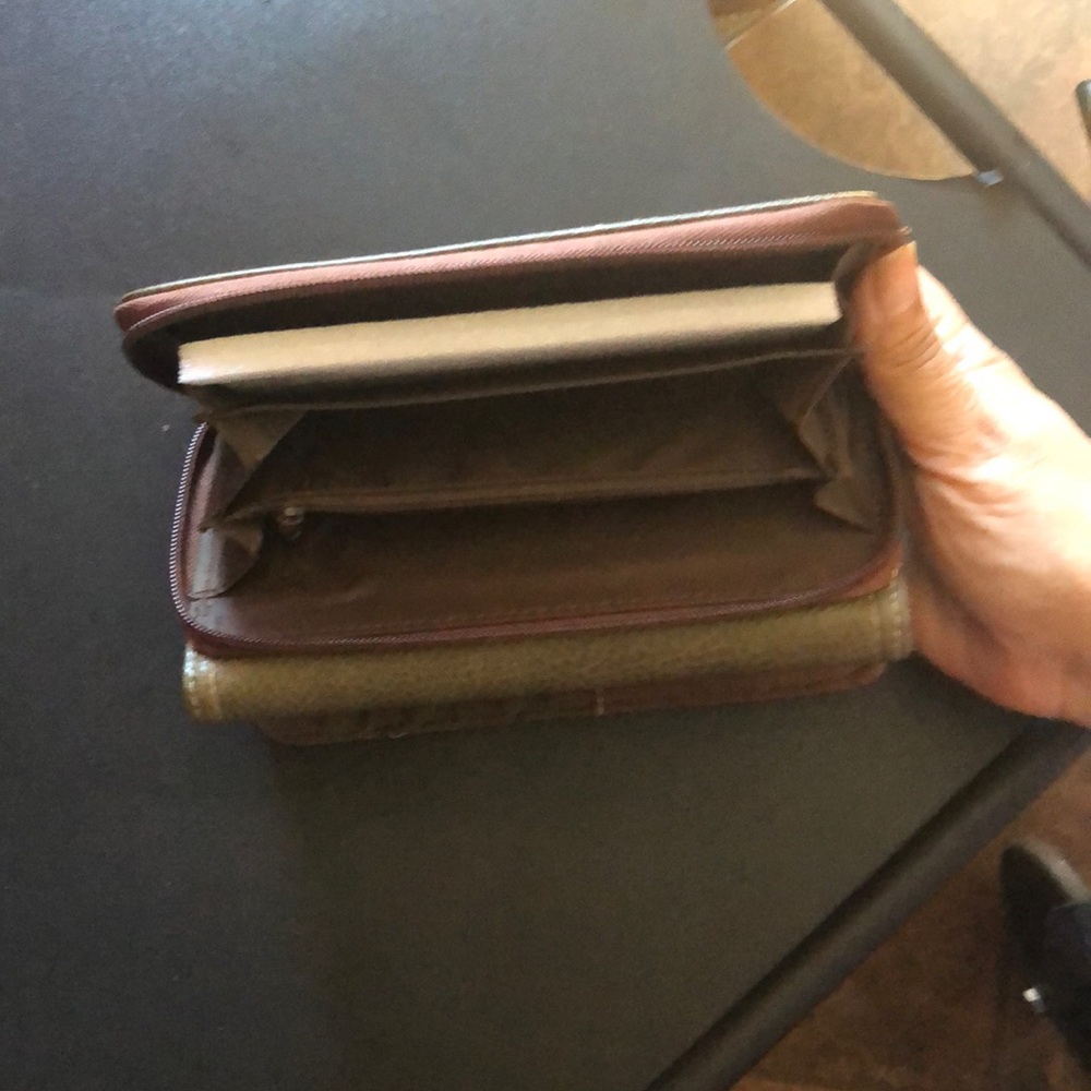 Beautiful wallets!!🌺 - Picture 4 of 8